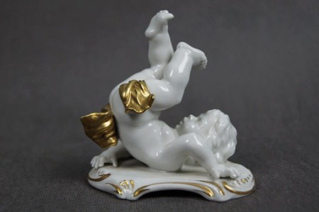 Kolekcjonerska porcelana figura baraszkujący amorek nr.4