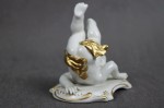 Kolekcjonerska porcelana figura baraszkujący amorek nr.4