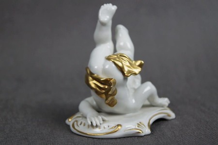 Kolekcjonerska porcelana figura baraszkujący amorek nr.4