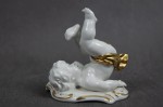 Kolekcjonerska porcelana figura baraszkujący amorek nr.4
