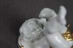 Kolekcjonerska porcelana figura baraszkujący amorek nr.4