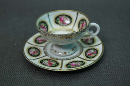 Mokka espresso filiżanka ze spodkiem w bukietach róż