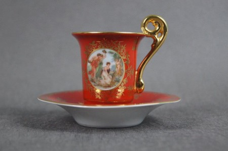 Porcelanowa czerwona filiżanka ze scenką do kolekcji
