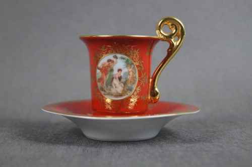 Porcelanowa czerwona filiżanka ze scenką do kolekcji