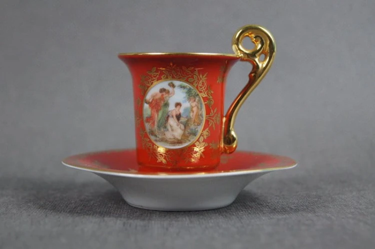 Porcelanowa czerwona filiżanka ze scenką do kolekcji