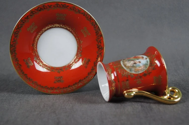 Porcelanowa czerwona filiżanka ze scenką do kolekcji