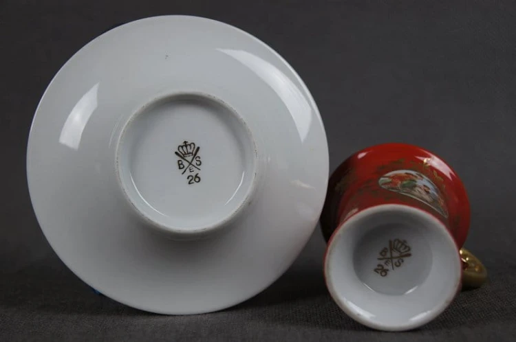 Porcelanowa czerwona filiżanka ze scenką do kolekcji