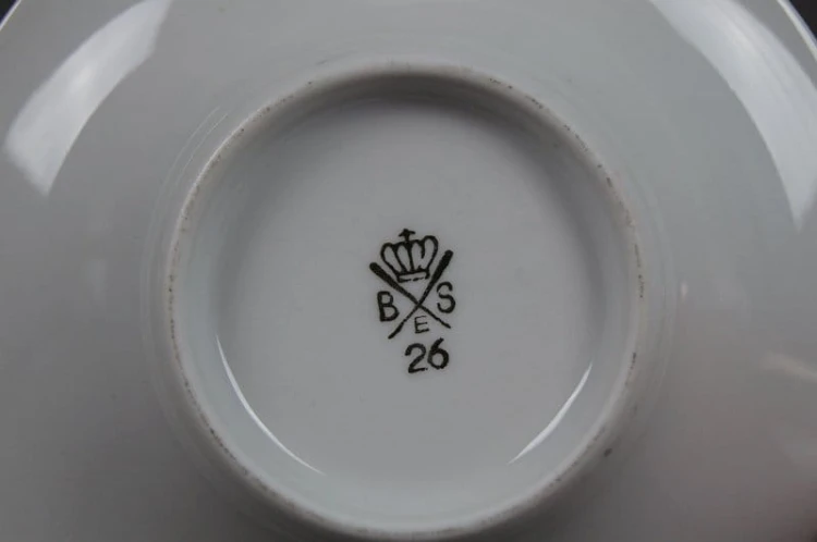 Porcelanowa czerwona filiżanka ze scenką do kolekcji