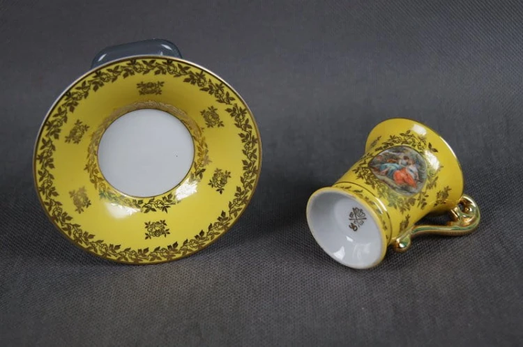 Porcelanowa żółta filiżanka ze scenką do kolekcji