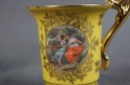 Porcelanowa żółta filiżanka ze scenką do kolekcji