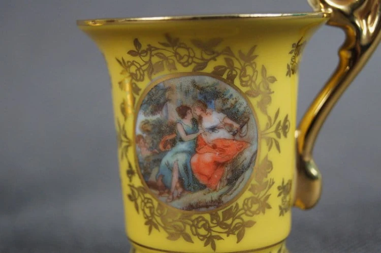 Porcelanowa żółta filiżanka ze scenką do kolekcji