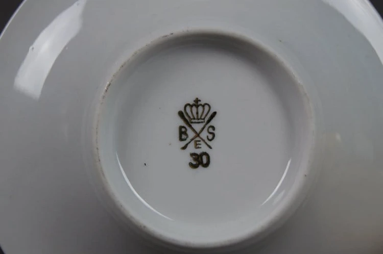 Porcelanowa żółta filiżanka ze scenką do kolekcji