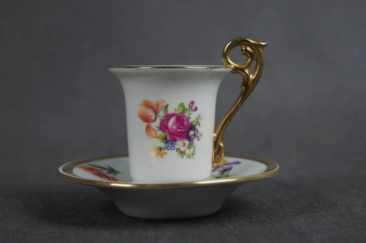 Kahla porcelanowa filiżanka ze spodkiem