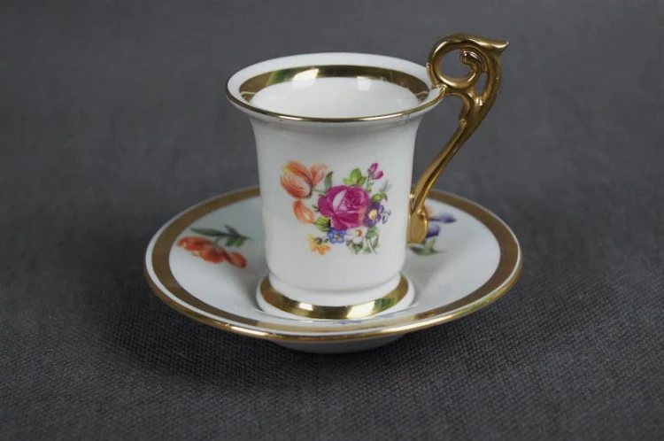 Kahla porcelanowa filiżanka ze spodkiem