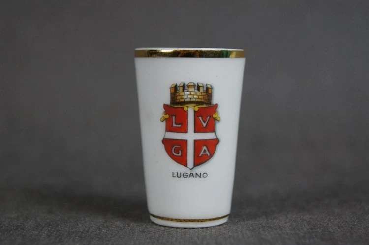 Porcelanowy kieliszek z herbem Lugano