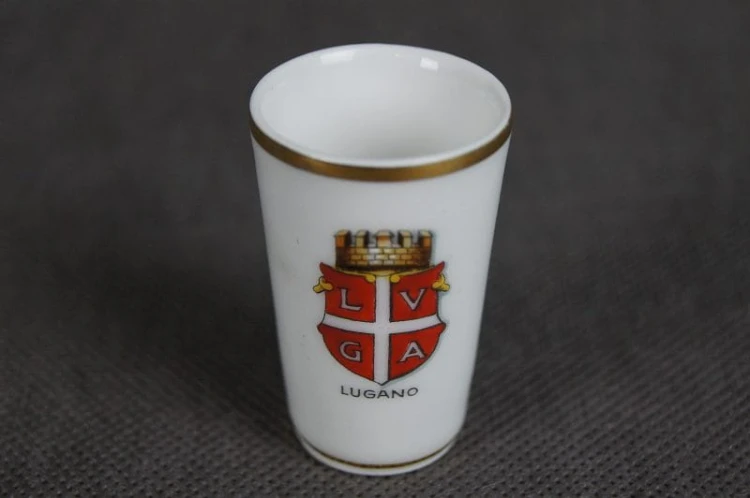Porcelanowy kieliszek z herbem Lugano