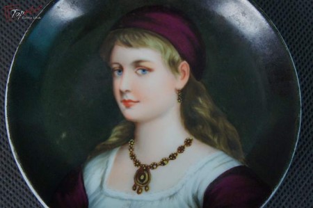 Portret miniatura młodej kobiety na porcelanie
