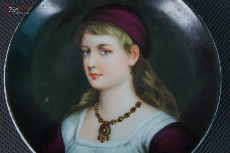 Portret miniatura młodej kobiety na porcelanie