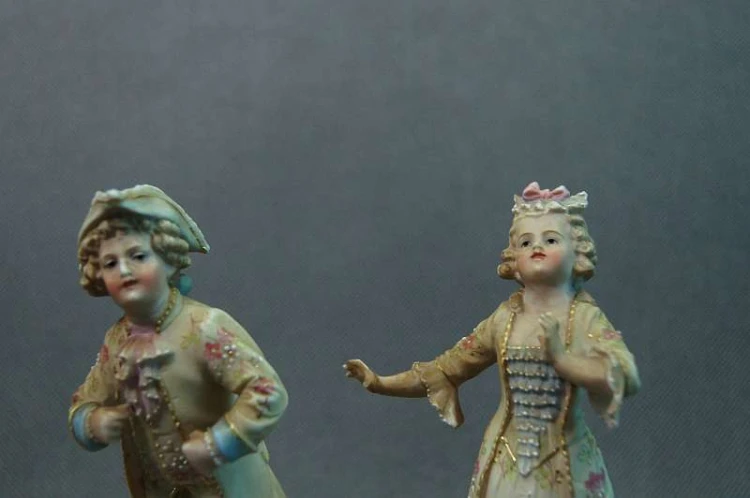 Para wytwornych dzieci porcelanowe figurki