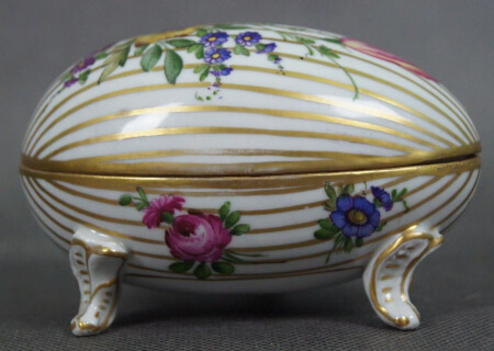 Plaue porcelana - Muzealne dzieło sztuki puzderko w formie jajka